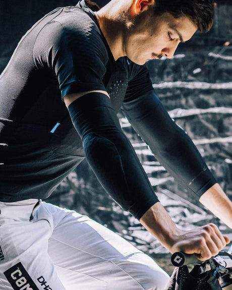 Gravity Elbow Pad | UNISEX PROTECTION | DHaRCO | Image 2 of 8