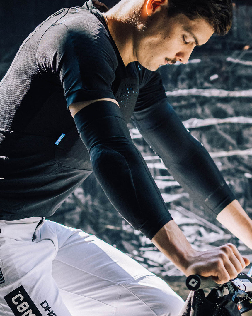 Gravity Elbow Pad | UNISEX PROTECTION | DHaRCO | Image 2 of 8